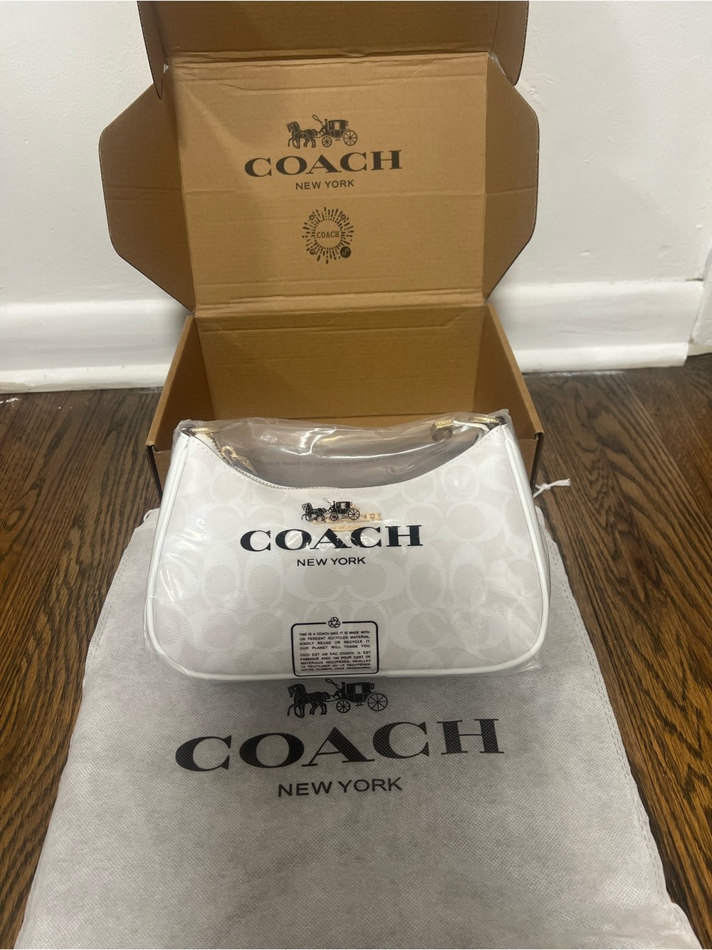 Coach Teri Shoulder Bag White
Signature Canvas Gold Hardware